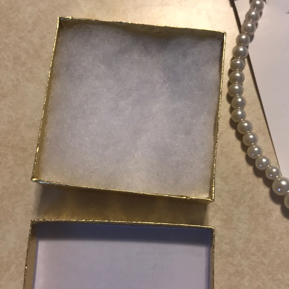 Pearl Necklace with Gold Gift Box - Picture 4 of 5